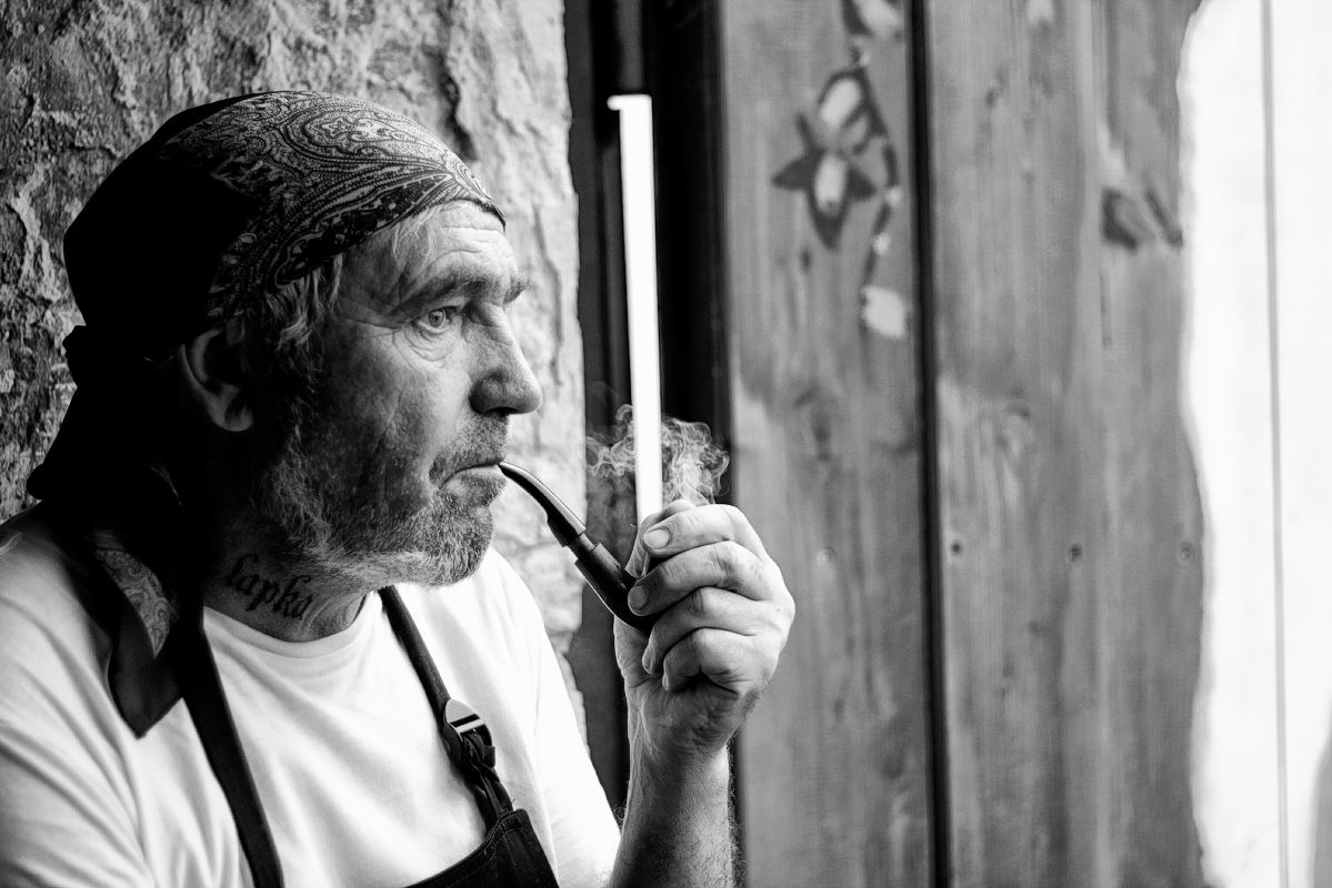 1199x800, 133 Kb / трубка, бандана, мысли, ч/б, дерево, камень