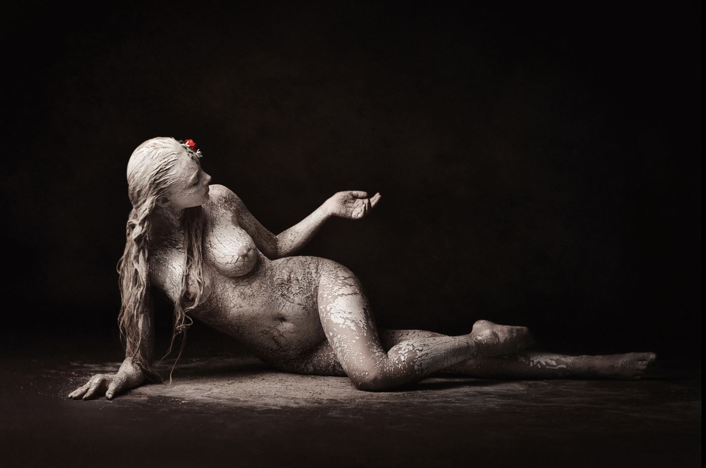 1398x926, 104 Kb / цветок, красный, тело изгаженное, не понятно чем