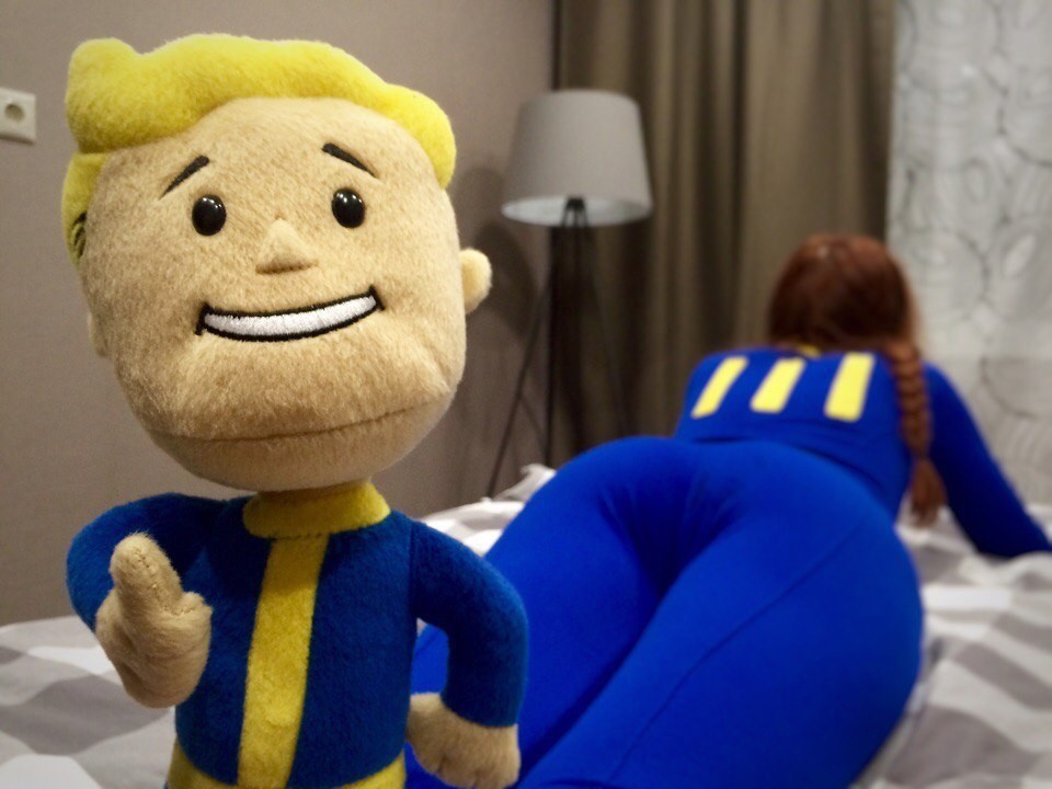 960x720, 106 Kb / волт-бой, попа, кровать, шторы, торшер, коса, лежит, рыжая, маскот