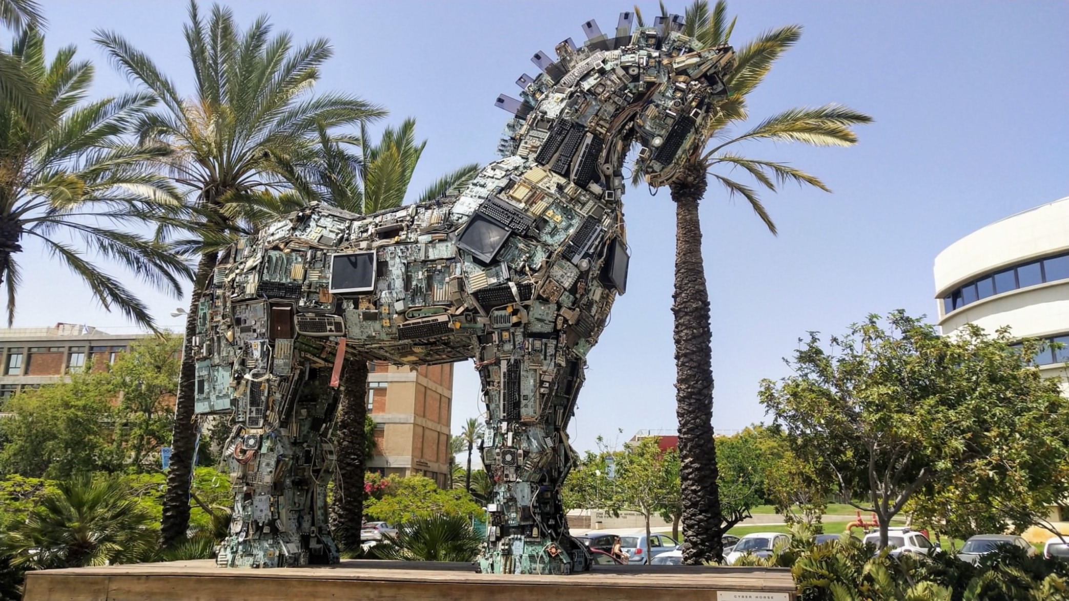 2086x1174, 585 Kb / троянский конь, тель-авив, пальмы, компьютер, монитор, машины, деревья