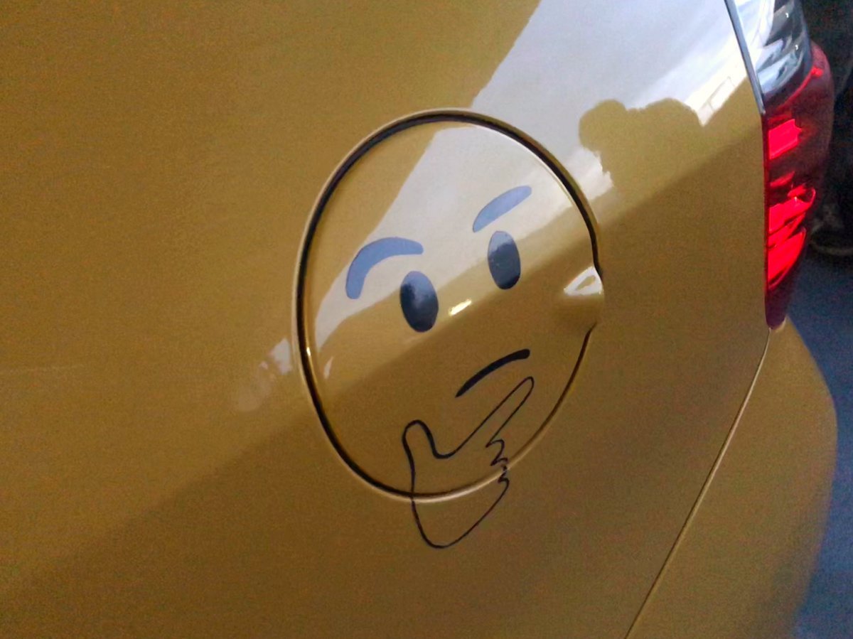 1200x899, 118 Kb / бензобак, лючок, лицо, задумчивость