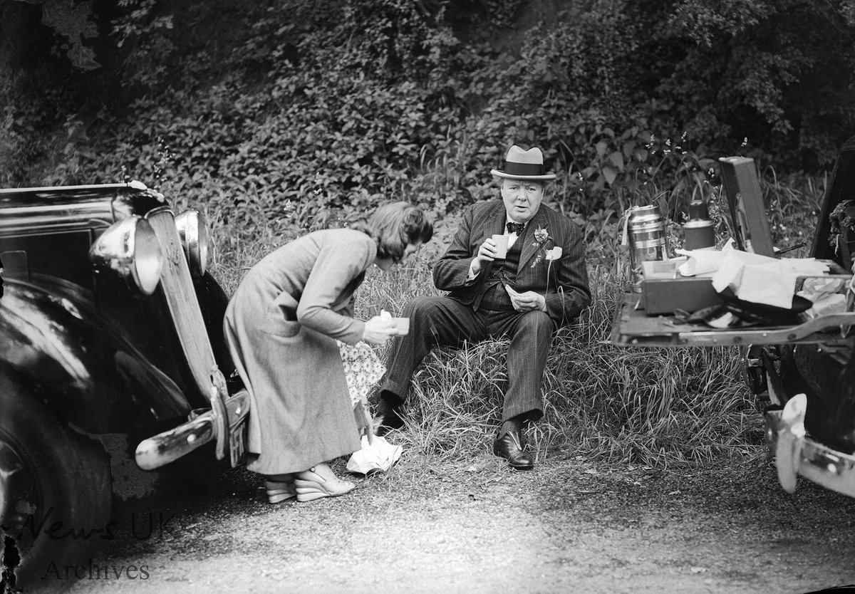 1200x834, 250 Kb / Уинстон Черчилль, премьер, министр, Великобритании, Англия, чай, пикник, автомобиль, шляпа, костюм, термос, ч/б