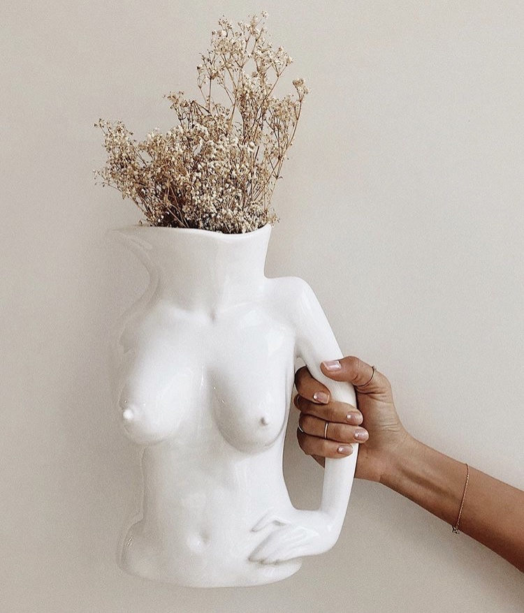 750x878, 198 Kb / ваза, кувшин, белая, цветы, рука, кольца