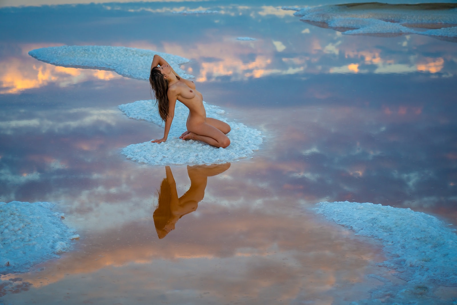 1600x1067, 309 Kb / сиськи, голая, соль, вода