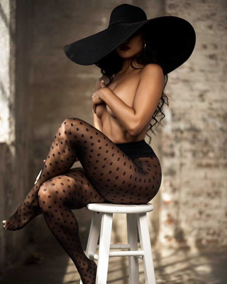 750x936, 431 Kb / стул, колготки, бедра, формы, топлесс, шляпа, чёрное, помада