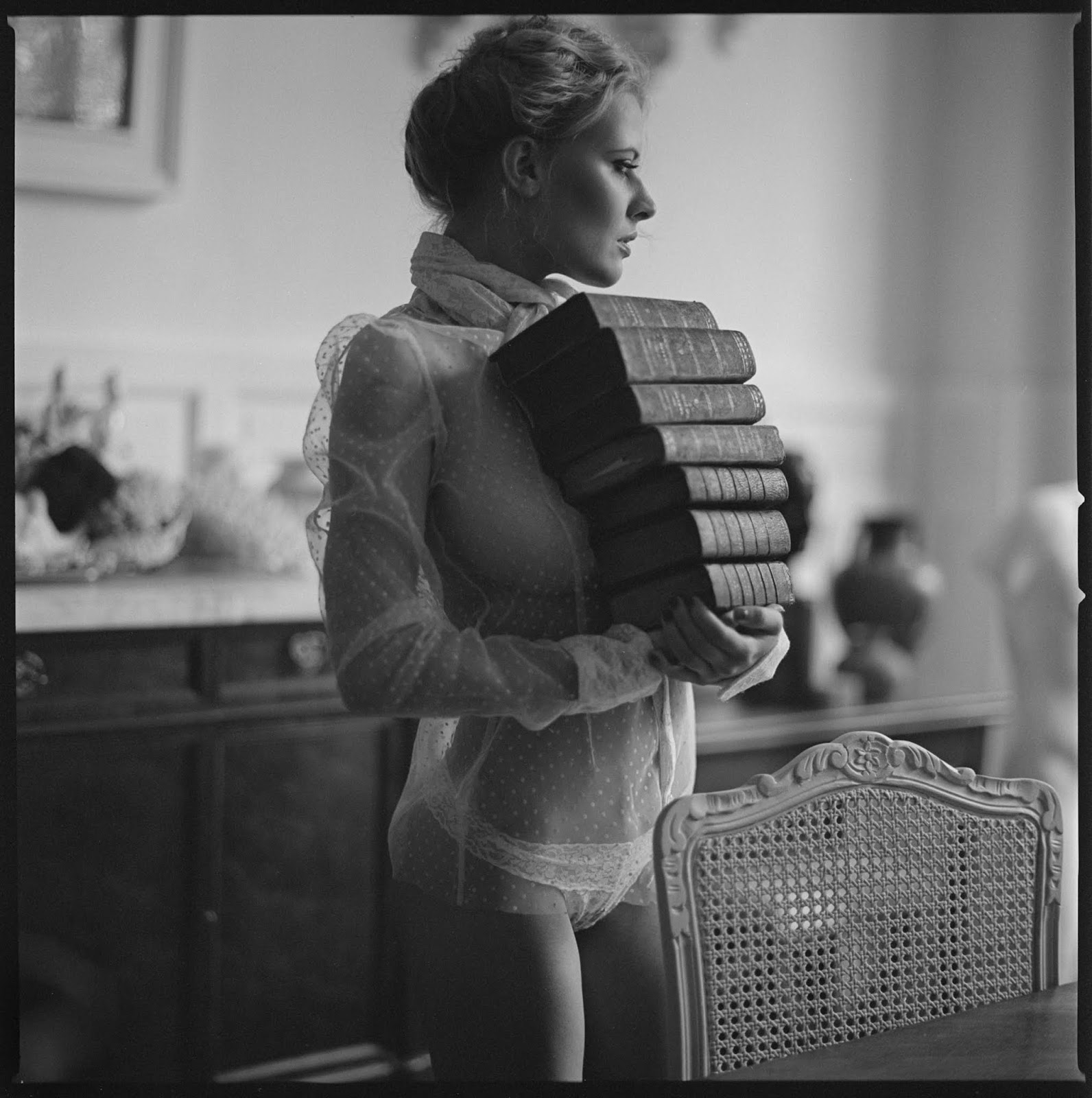 1592x1600, 276 Kb / книги, прозрачное, ч/б