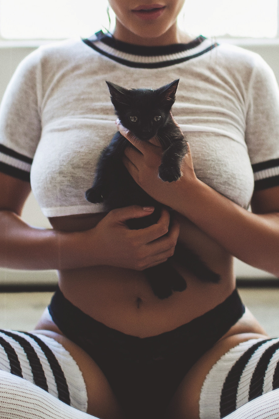 900x1350, 296 Kb / котенок, гетры, чулки, майка, трусы, сидит, окно