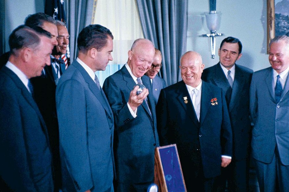 940x625, 152 Kb / СССР, президент, лидер, Хрущев, Громыко, встреча, сша, делегация, подарок, Эйзенхауэр, спутник, космос, сувенир