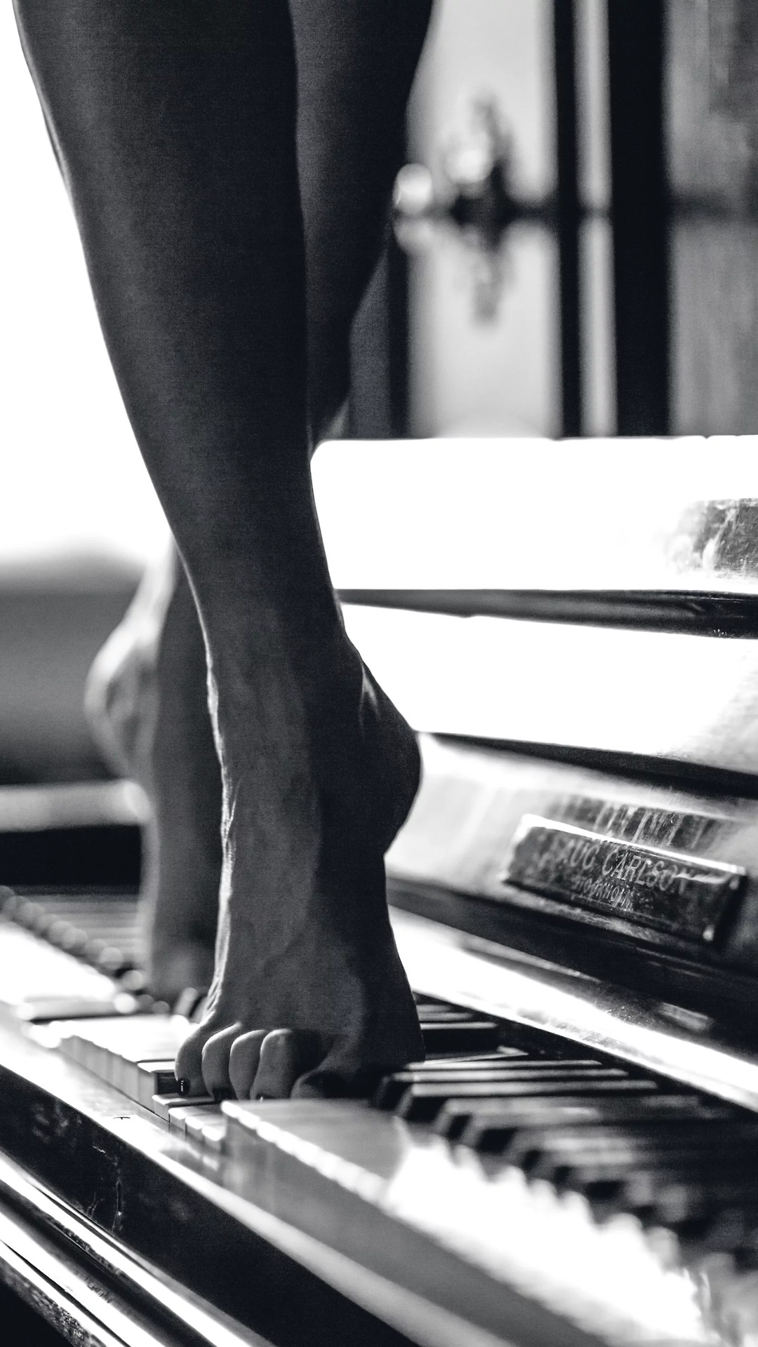 1080x1920, 367 Kb / ноги, ч/б, пианино, клавиши, балерина, рояль