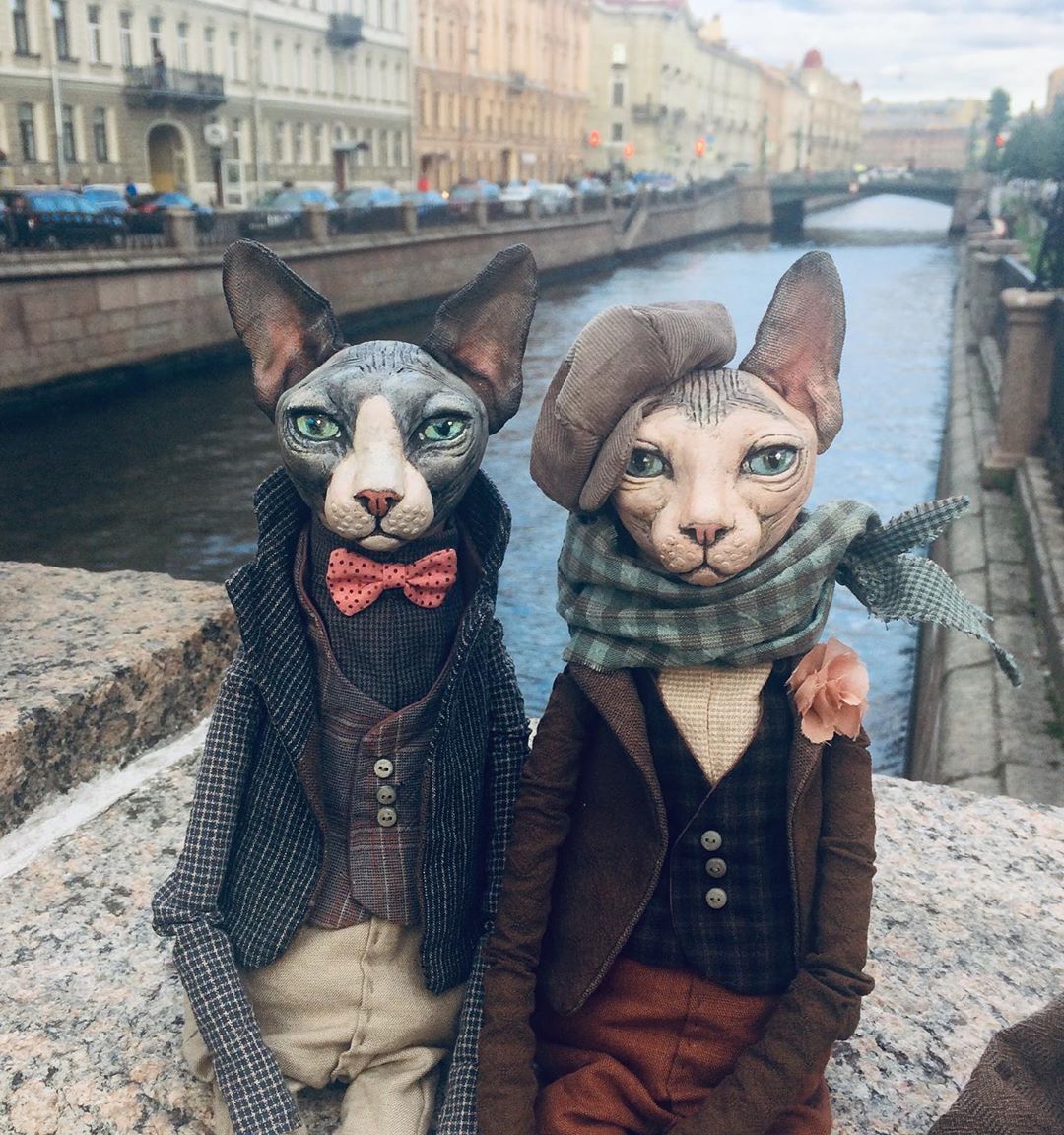 1080x1152, 251 Kb / кукла, кот, кошка, костюм, кепка, бант, пиджак, река, канал, мост