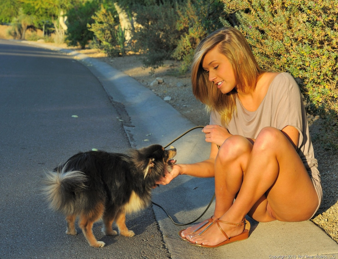 1280x980, 457 Kb / пися, бритая, блондинка, собака, платье, сидит, дорога, куст