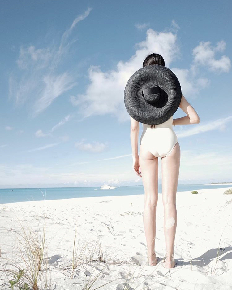 750x936, 494 Kb / пляж, песок, небо, купальник, шляпа, чёрная