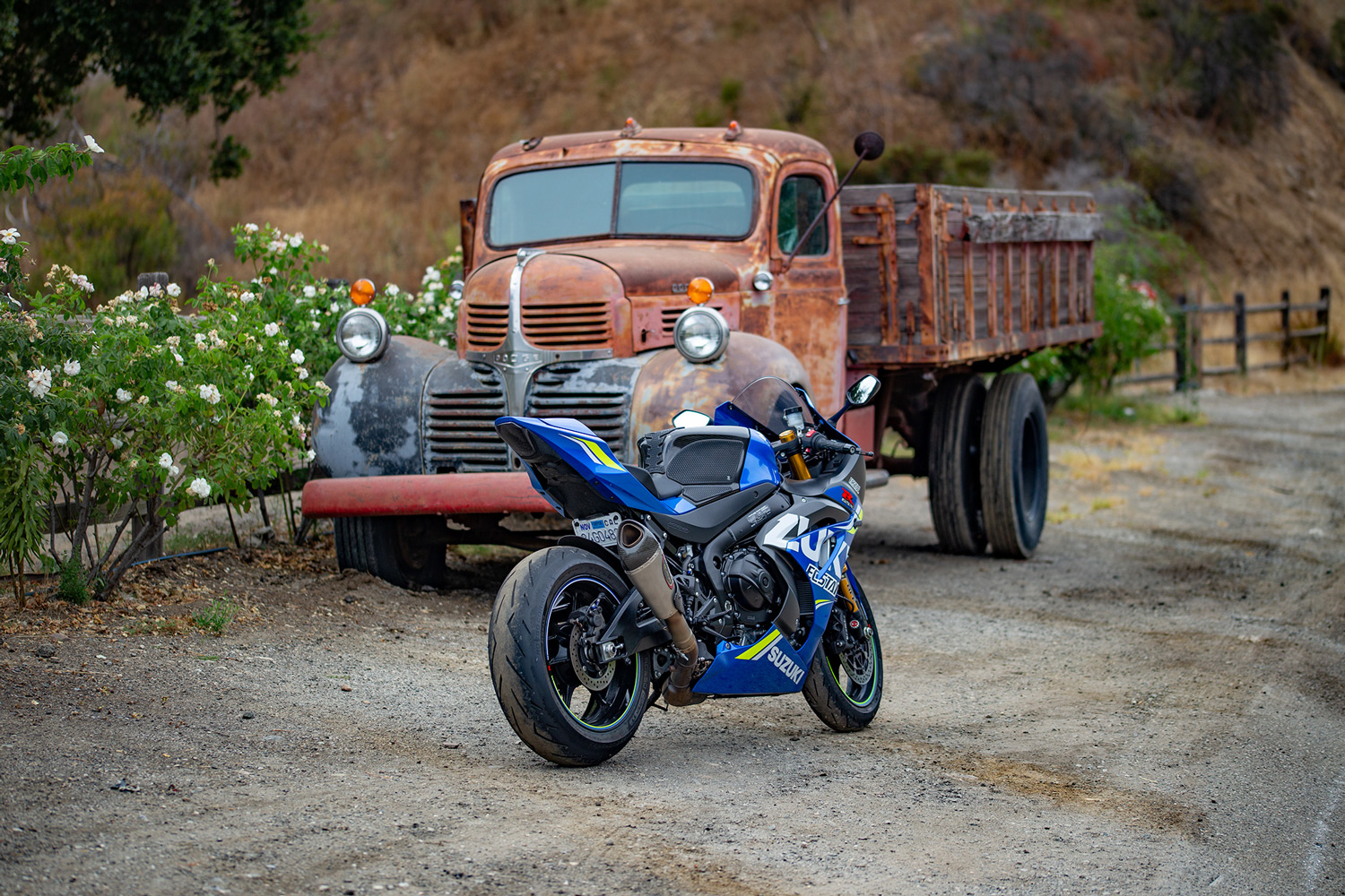 1500x1000, 629 Kb / байк, мотоцикл, грузовик, ржавчина, куст, цветы, таги говно