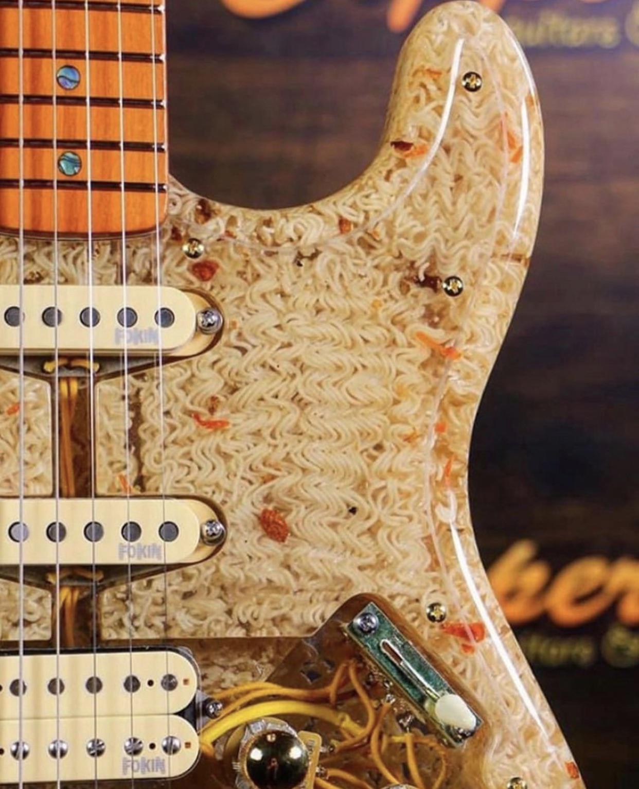 1242x1533, 194 Kb / гитара, лапша, доширак, струны, гриф