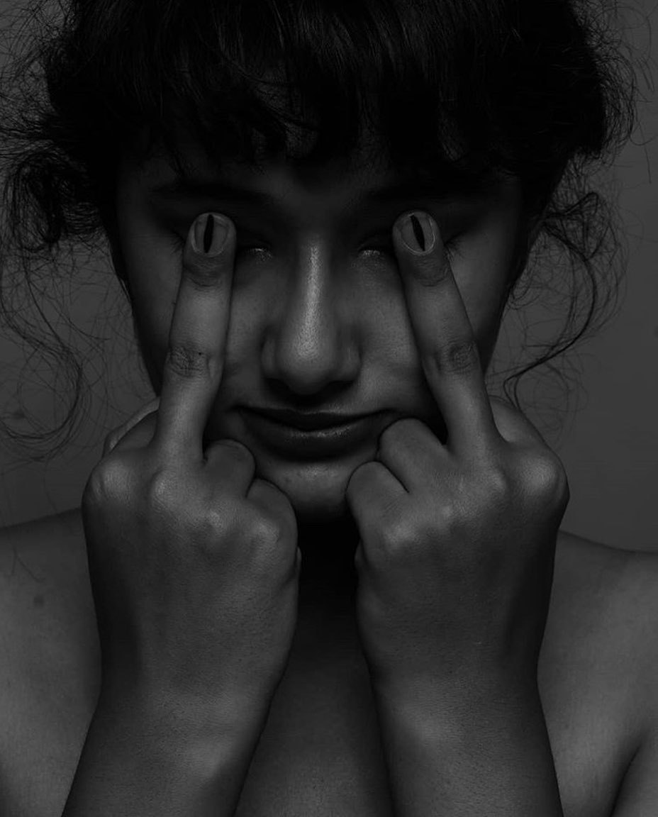 928x1152, 94 Kb / девка, фак, глаза, маникюр, ч/б