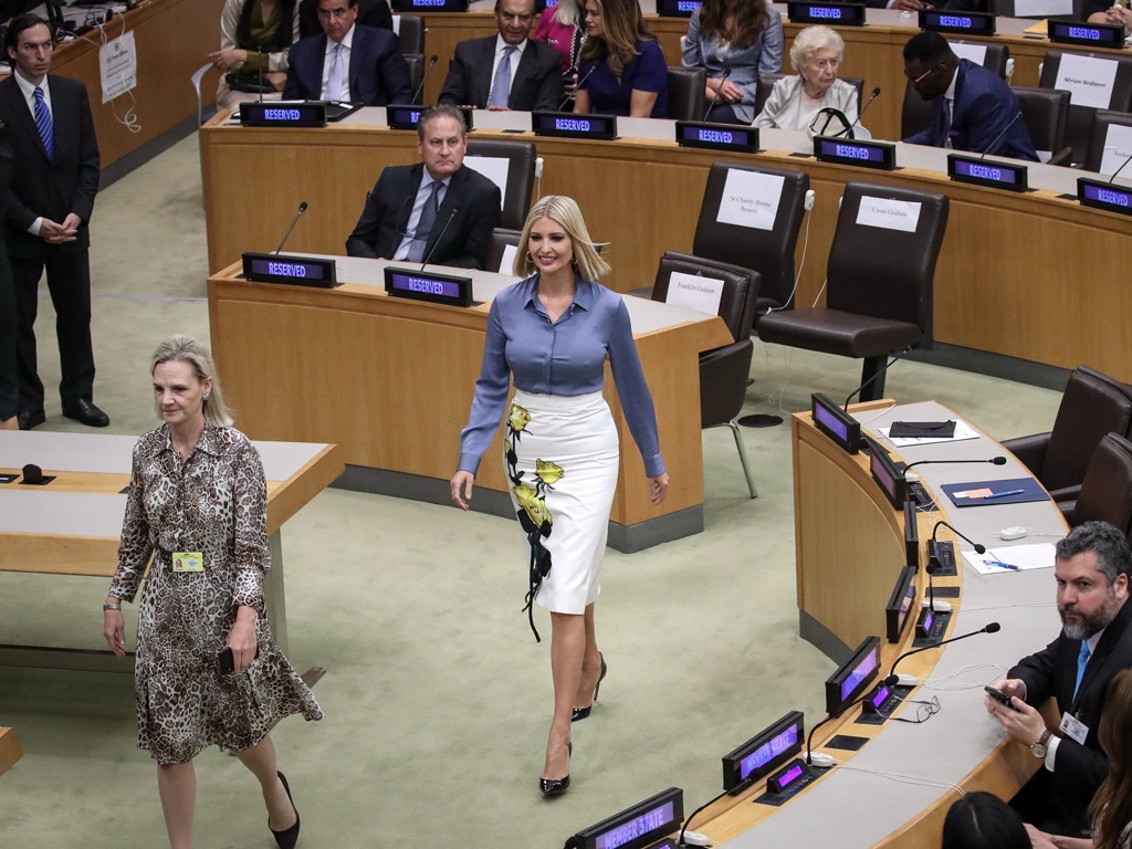 1024x768, 217 Kb / сиськи, оон, Иванка, Трамп, розы, блондинка