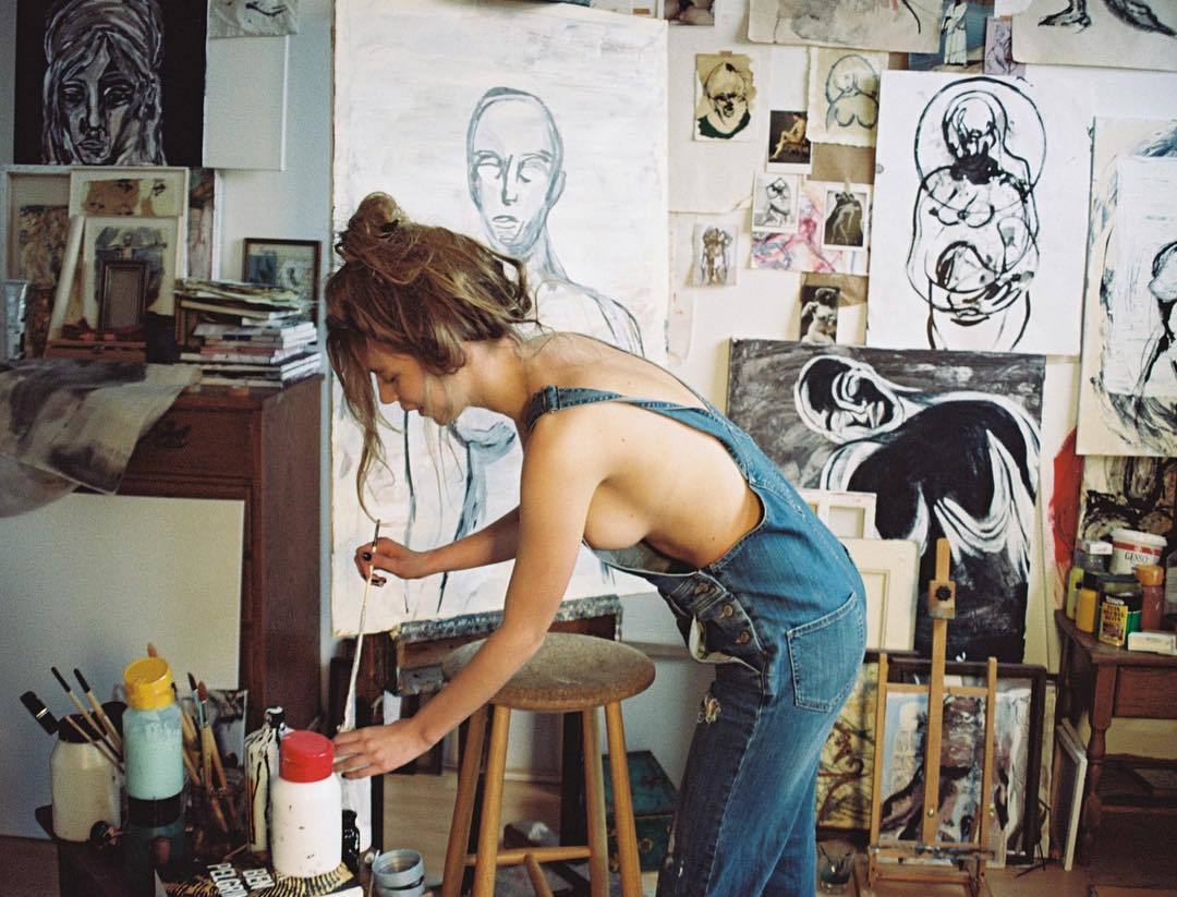 1080x823, 130 Kb / художник, мастерская, комбинезон, джинсы, краски, кисти, мольберт, портрет