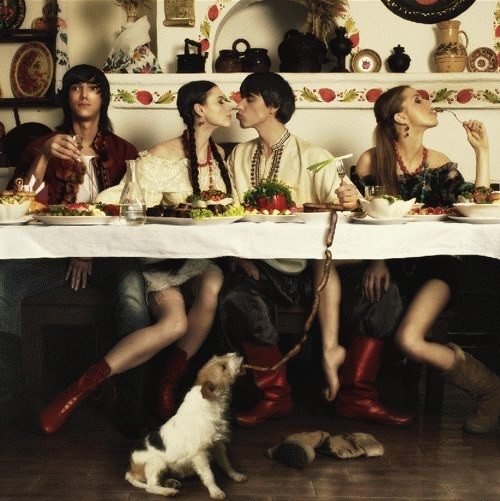 500x501, 68 Kb / ножки, собака, стол, сосиски