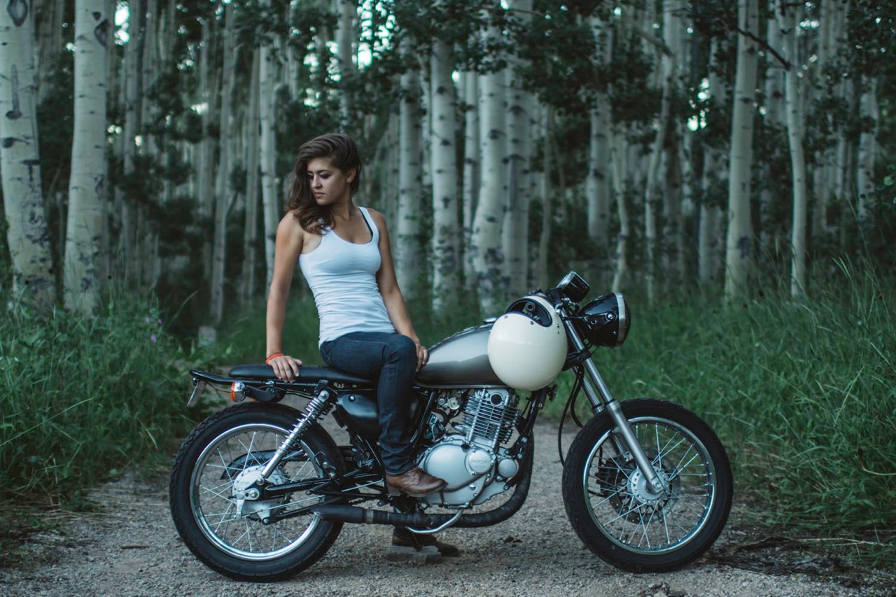 1280x853, 275 Kb / шатенка, мотоцикл, майка, джинсы, шлем, лес