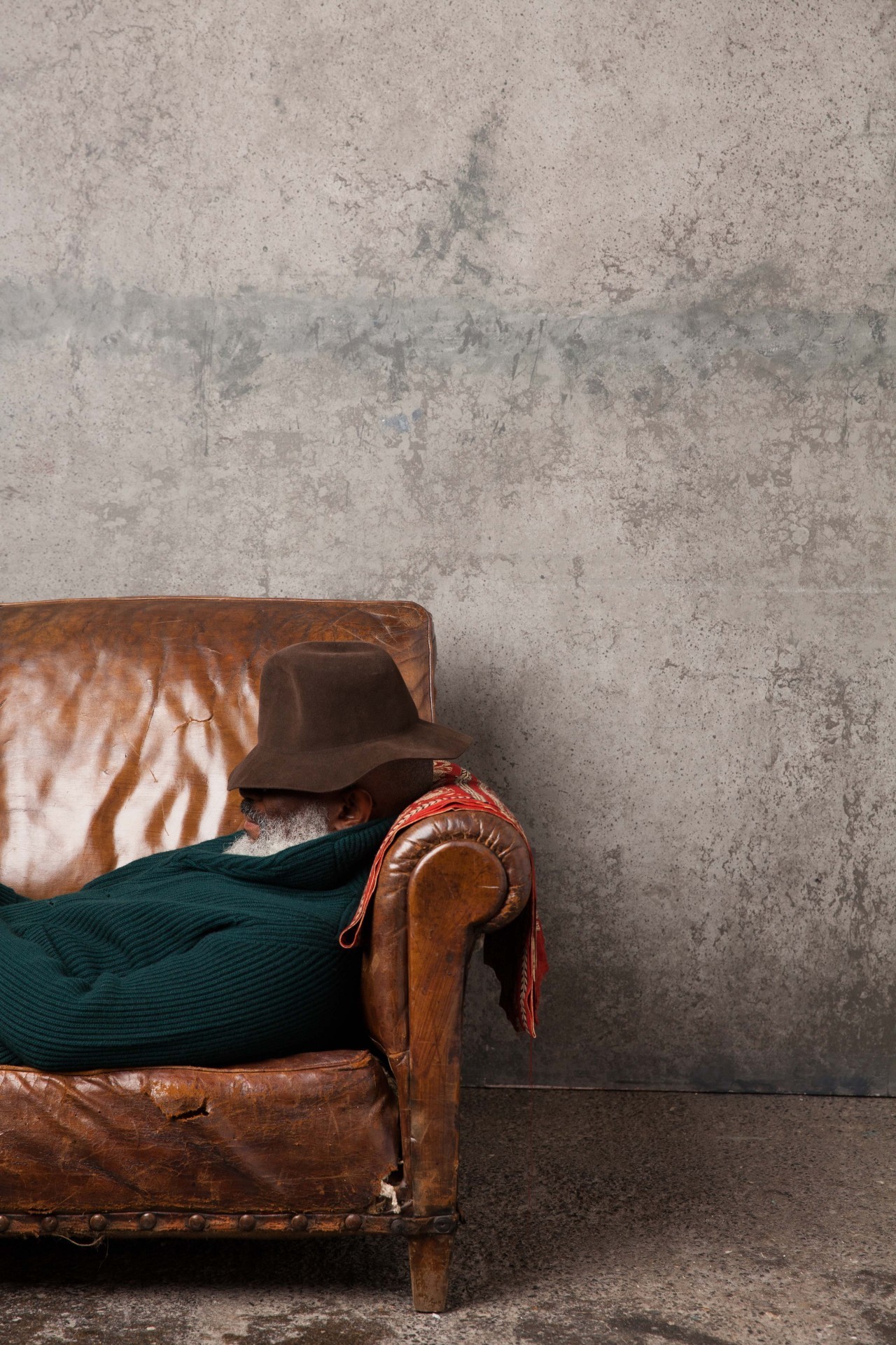 1280x1920, 609 Kb / негр, спит, борода, седина, свитер, шляпа, диван