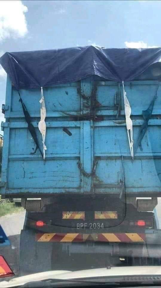 539x960, 45 Kb / тент, резинки, бюстгальтер, грузовик, кузов