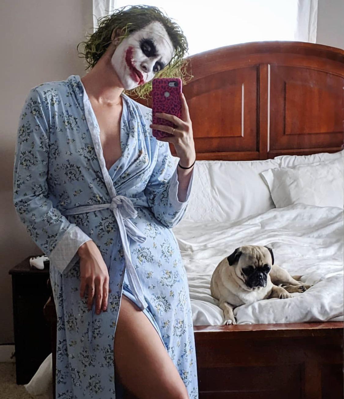 1125x1306, 154 Kb / Джокер, халат, кровать, мопс, собака, селфи