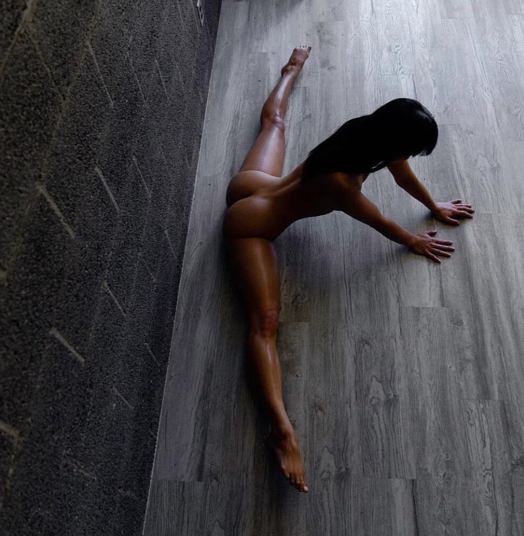 1021x1045, 571 Kb / женщина, растяжка, кирпич, шпагат