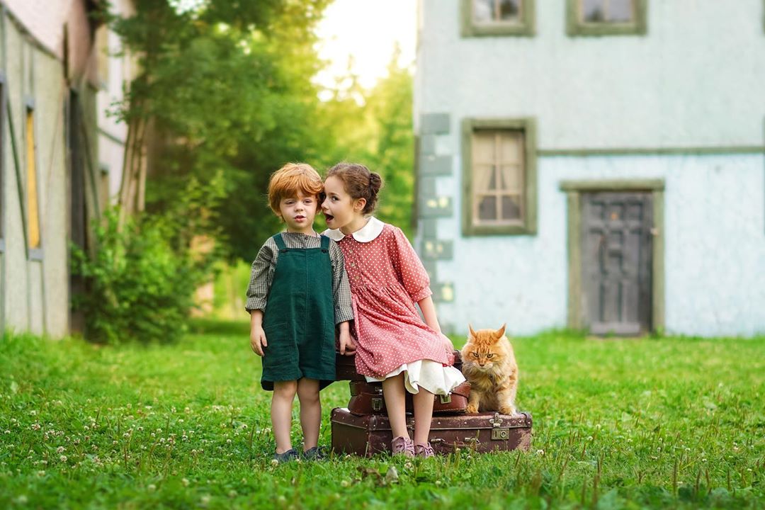 1080x720, 122 Kb / рыжая, рыжие, банда, кот, кошка, трава, дом, мальчик, девочка, дети, чемодан