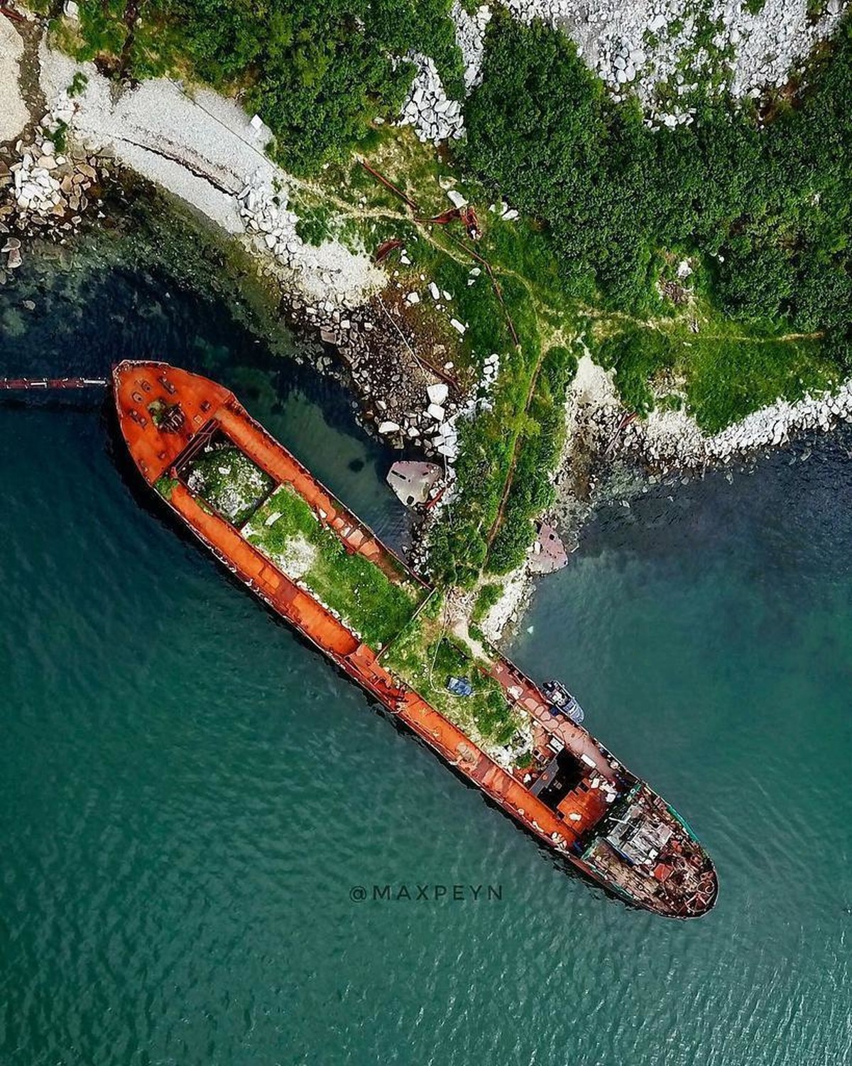 1200x1500, 601 Kb / берег, танкер, катер, ржавчина, трава, заброшенный, берег