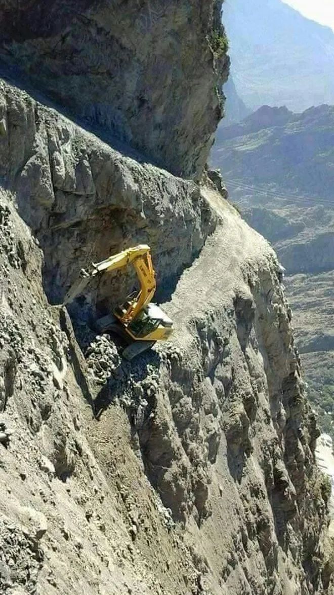 660x1174, 170 Kb / экскаватор, горы, обрыв, на краю