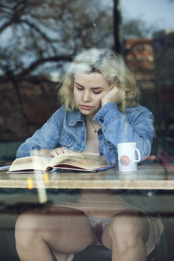 567x850, 81 Kb / протекла, красная армия, месячные, витрина, книга, кружка, отражение