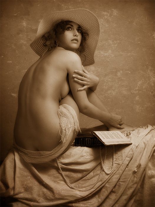 526x700, 60 Kb / женщина, книги, шляпа, бусы, ч/б