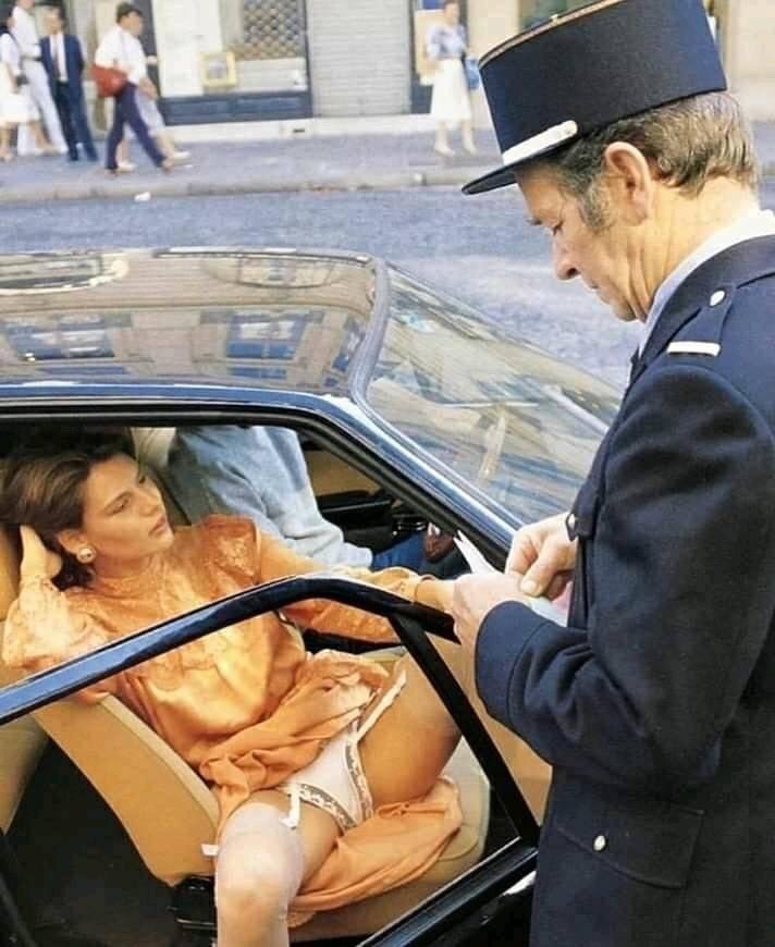 712x870, 94 Kb / автомобиль, трусы, платье, полицейский, шатенка, чулки, кепка, раскоряка