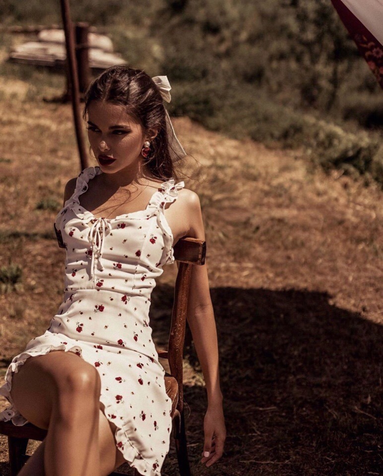 772x960, 183 Kb / стул, брюнетка, платье