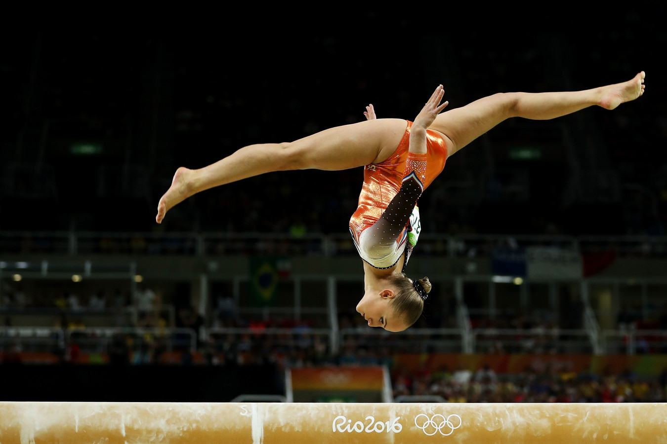 1350x900, 165 Kb / гимнастика, купальник, блондинка, шпагат, стадион, олимпиада