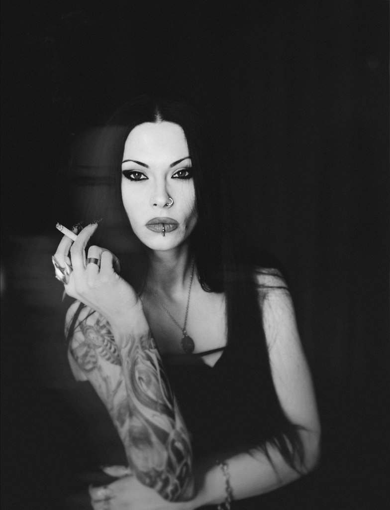 784x1024, 79 Kb / дама, сигарета, тату, пирсинг, взгляд, ч/б