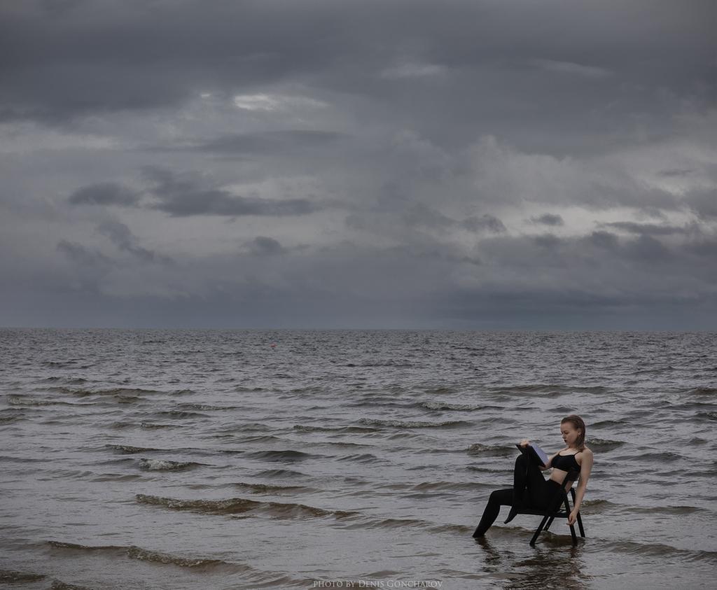 1024x843, 83 Kb / денис гончаров, море, чтение, девушка, кресло