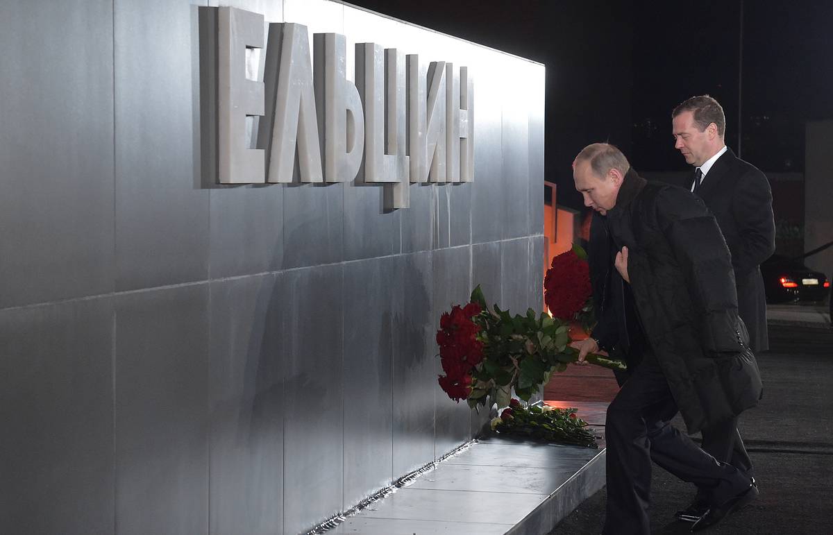 1200x771, 65 Kb / президент, Путин, Медведев, Ельцин, букет, розы