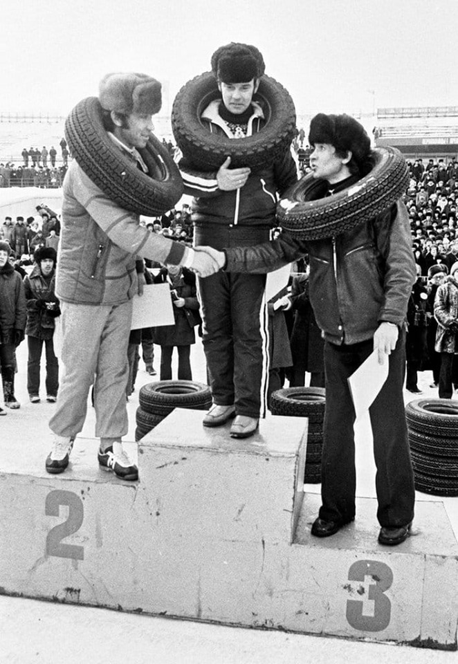 662x960, 179 Kb / Награждение автогонщиков, Дефицитная резина, шины, венки,  АЗЛК, СССР, 1982 г., ч/б