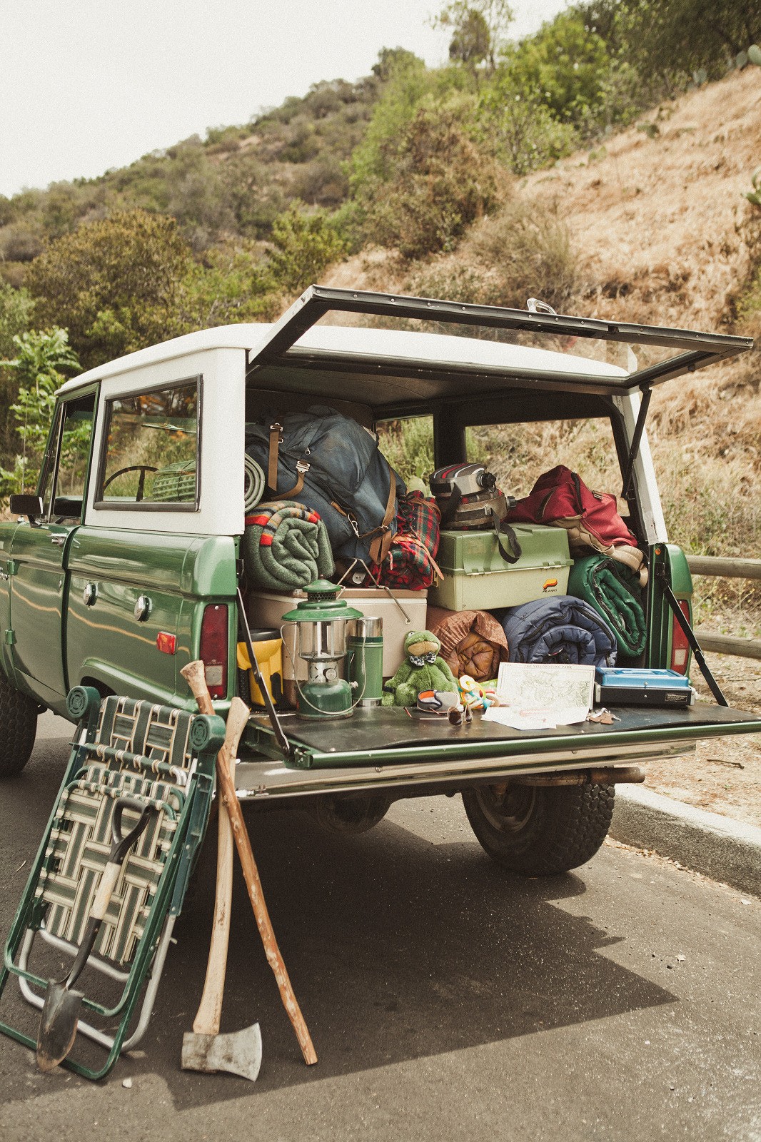 1066x1600, 606 Kb / автомобиль, внедорожник, багажник, топор, путешествие, ленд ровер