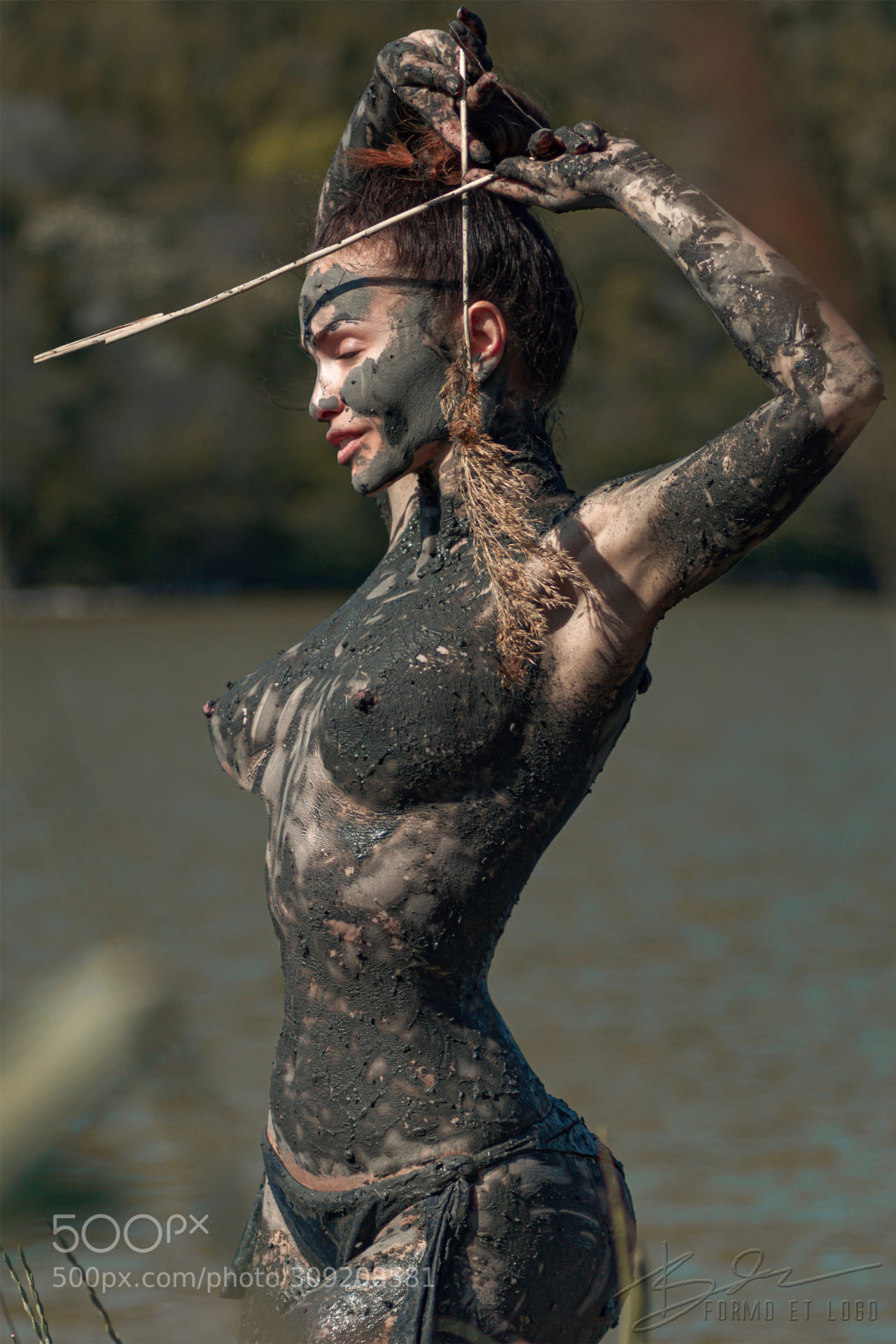 1280x1920, 327 Kb / рыжая, трусы, грязь, трава, камыш, 500px