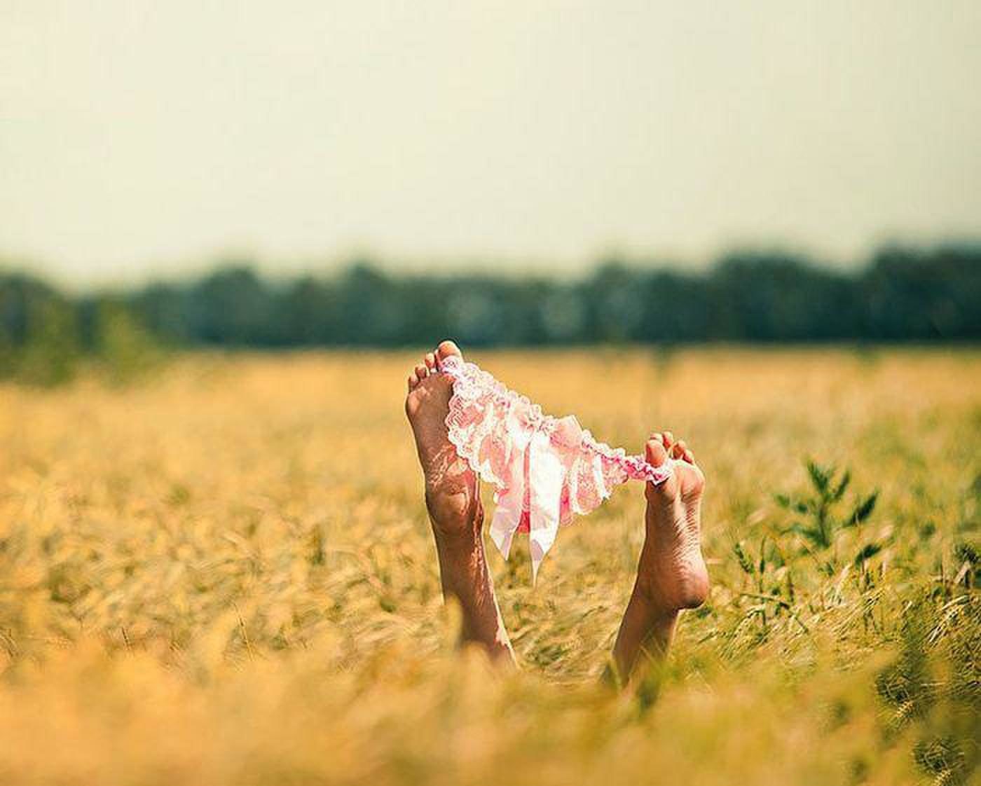 1400x1122, 107 Kb / поле, ноги, трусы