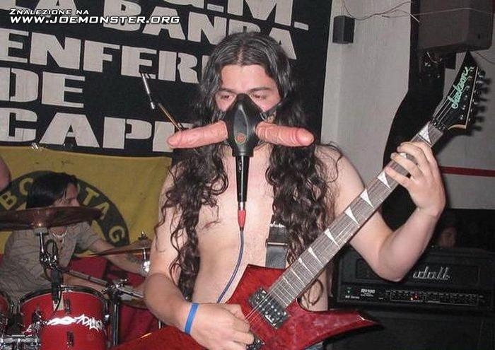 700x495, 190 Kb / гитарист, маска, дилдо, бивни