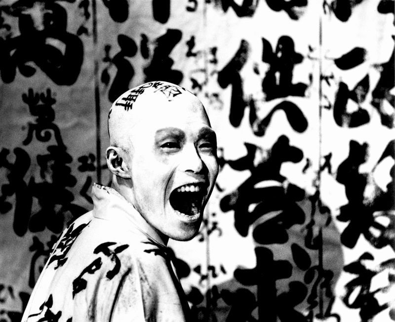 800x652, 79 Kb / человек, иероглифы, рот, ахаха, ч/б