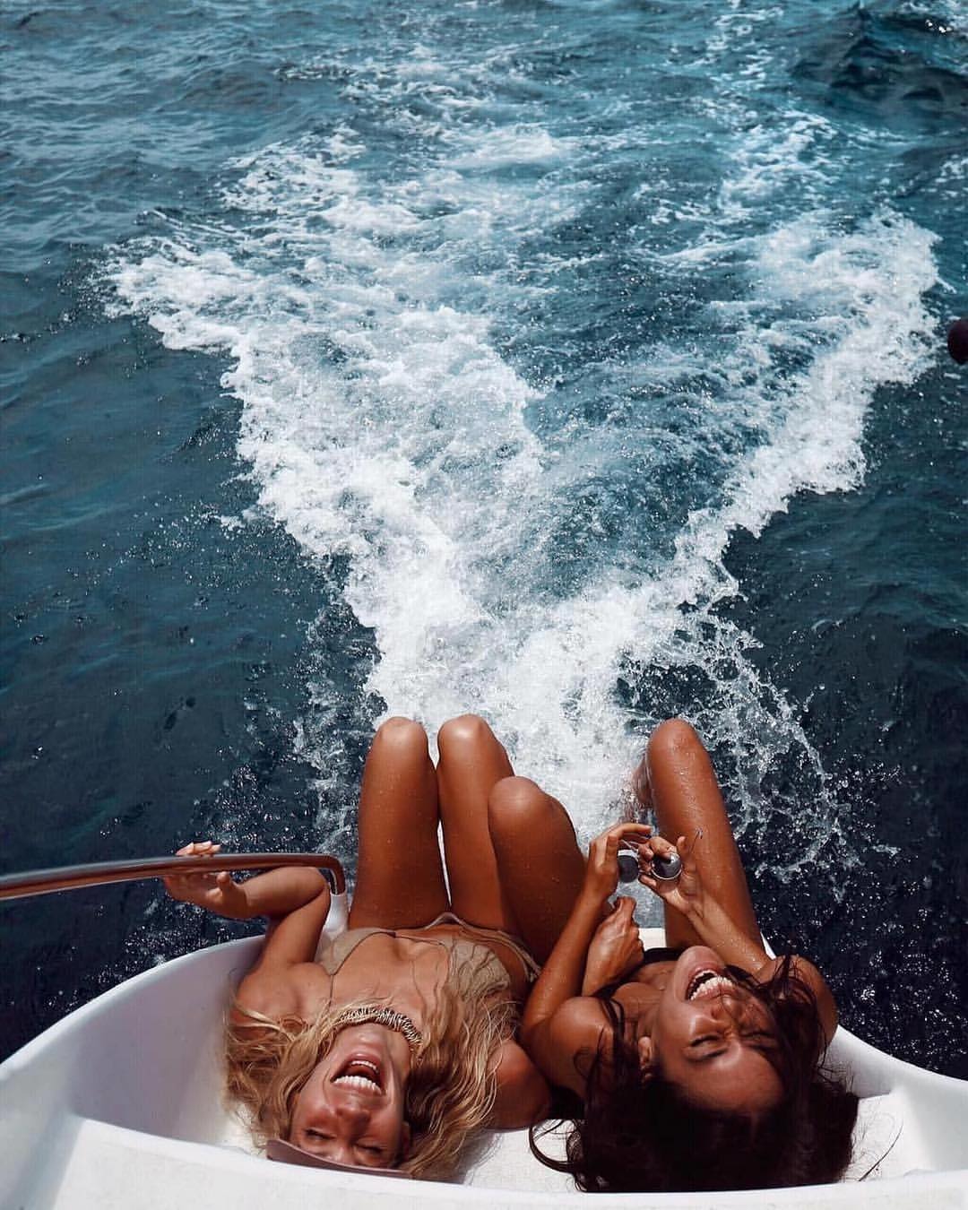 1080x1350, 179 Kb / блондинка, шатенка, купальник, очки, яхта, катер, смех, ожерелье