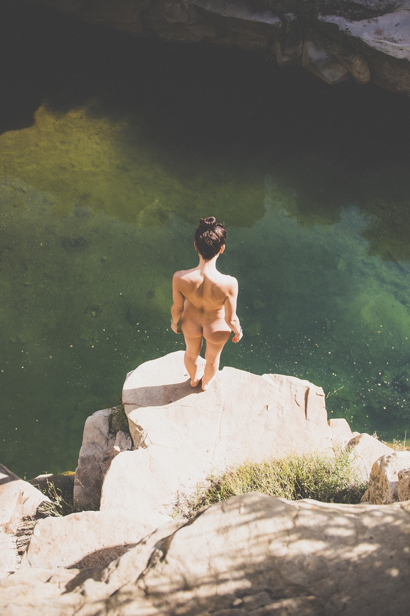 799x1200, 453 Kb / шатенка, голая, браслет, камни, озеро