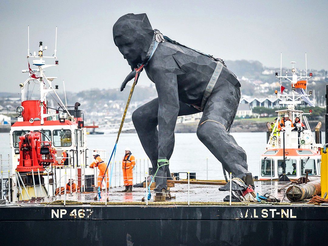 1080x810, 175 Kb / паром, фигура, скульптура, статуя, баржа