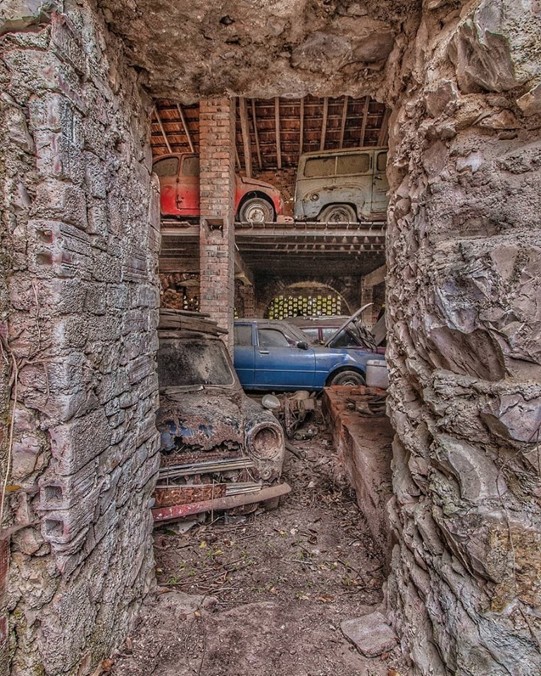 768x960, 339 Kb / автомобиль, свалка, гараж, ржавчина, склад, камни, кирпич