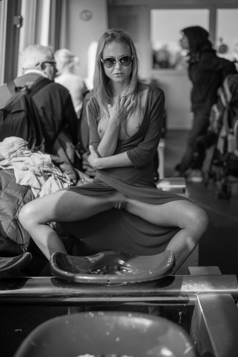 794x1192, 147 Kb / блондинка, очки, платье, сидение, пися, бритая, зал ожидания, раскоряка