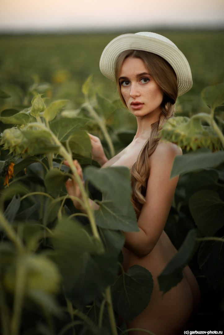 723x1080, 122 Kb / шляпа, коса, рыжая, поле, подсолнухи, веснушки